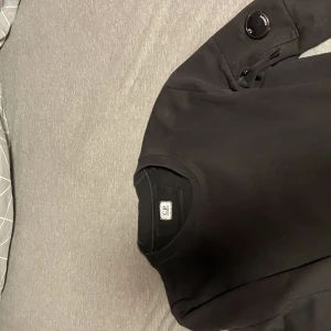 Cp-compmany tröja - Använder inte den längre börjar bli för liten på mig . Ny pris ligger vid 1800kr mitt pris 900