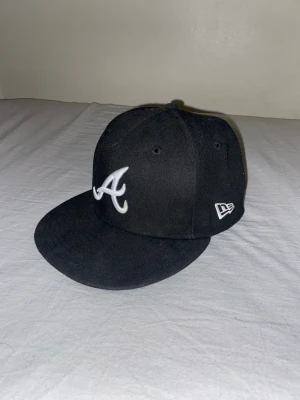 Keps New era  - En snygg New era keps som inte kommer till användning, bra skick då den inte används mycket alls. Pris går att diskutera vid snabbt köp.