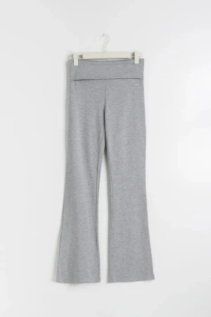 HELT OANVÄNDA Yoga pants från Gina - HELT NYA Super sköna yogapass ifrån Gina tricot, i färgen grå i stl M. Säljer pga fel storlek. Sitter bra i längden på mig som är 173 men är lite för slapp vid överdelen. Köp via KÖPNU!!❤️❤️