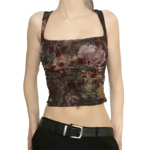 söt meshtopp - världens vackraste mesh topp från urban outfitters, går även att bära bakochfram vilket jag gör på andra bilden(dock genomskinlig i bak)⭐️❤️