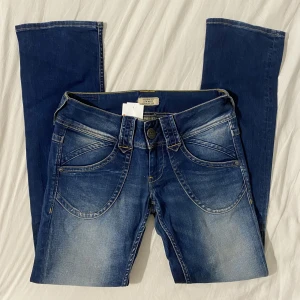 Lågmidjade jeans  - Lågmidjade jeans ifrån Pepe jeans som tyvärr är för små för mig, kan inte skicka bild på! Midjemått: 84cm innerbenslängden: 83cm💕