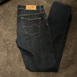 Jacob Cohen jeans - Säljer nu mina helt nya Jacob Cohen jeans. Jeansen är i perfekt skick och använda 2 gånger. Nypris ca 5300. Skick 9.5/10. Tveka inte på att höra av dig vid fråga eller fundering.