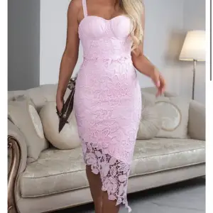 Säljer denna spets klänning i baby rosa. Oanvänd i nytt skick. Pris kan diskuteras