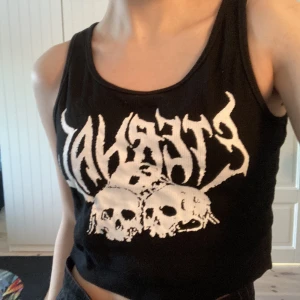 Linne - Cool topp som är sparsamt använd så fint skick. Lite croppad