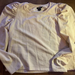 söt långärmad tröja - sälja pga att den var för kort i armarna, fina detaljer på axlarna, jättesnygg!! 💗💗