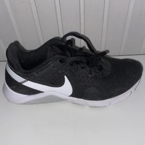 Nike skor  - Ett par jätte fina, nästan oanvända bara testat, Nike skor! 