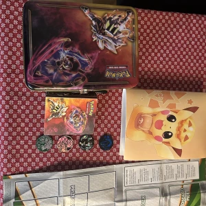 POKEMON KORT  - Jag säljer mina pokemon kort som jag har nu samlat i över 6 år men använder inte de längre Det finns inkluderat: 309 olika gamla och sällsynta pokemons. 51 trainingcards 27 energy 12 ex pokrmon 4 gx pokemon 4 flipcoins  1 låda 1 spelbräda 2 samlingsböcker