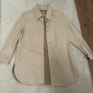 Skjorta i skinnimation - Storlek XS från Zara