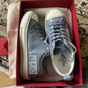 Valentino skor - Säljer nu dessa skit snygga blåa valentino skorna i storlek 38. Äkta såklart!! Skriva privat för flera bilden 💞har en liten skada på insidan av foten.