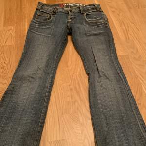Säljer dessa blåa bootcut jeans med ascoola fickor och detaljer! 