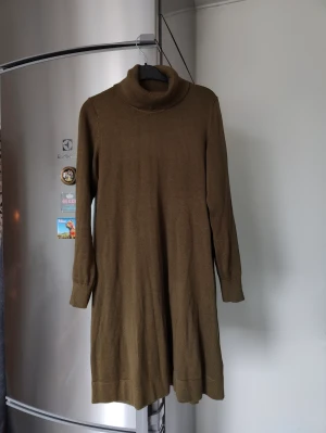 EDC by Esprit grön klänning - Helt oanvänd stickad fin klänning med polokrage. Normal i storleken. 55 % bomull och 45 % viskos. Nypris 699 kronor   https://www.esprit.se/p/stickad-miniklaenning-med-polokrage-093CC1E303.html