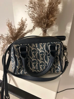 Väska  - Säljer nu denna jätte fina väskan från mango🩷 köpte den i somras men den kommer tyvärr inte till andvädning längre 🩷 priset kan diskuteras vid snabb affär 