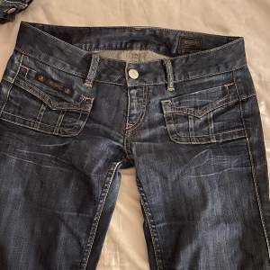 Lågmidjade bootcut/utsvängda jeans i storlek S.