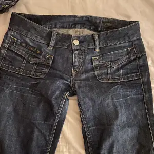 Lågmidjade bootcut/utsvängda jeans i storlek S.