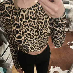 Croppad leopard tröja. Fint skick