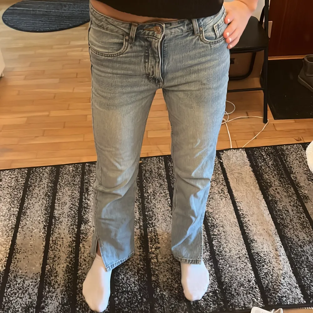 Ljusblåa jeans som är använda en del, men fortfarande i fint skick. Bra i längden och jag är 161 cm lång.. Jeans & Byxor.