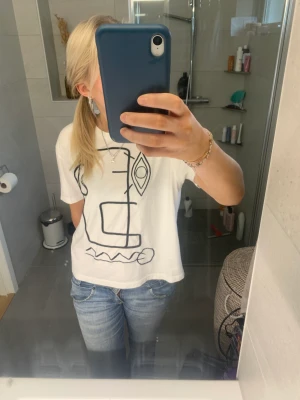 Tshirt  - Cool tröja med tryck från zara!