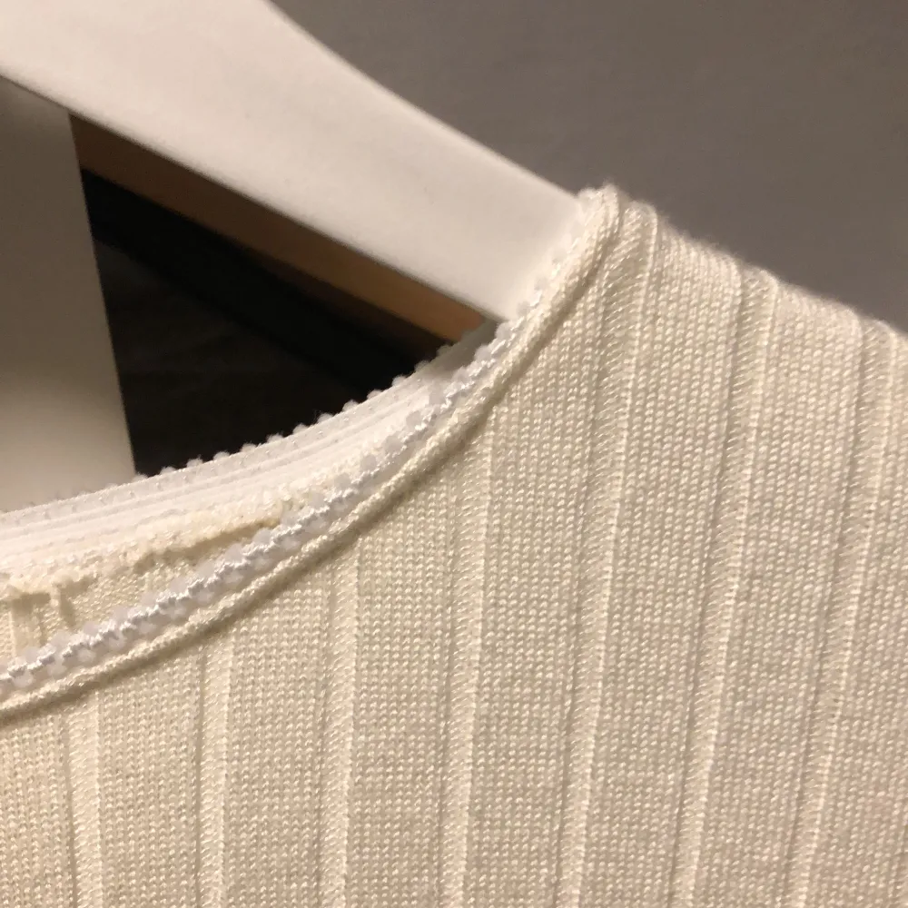 Intressekoll på en fin benvit tröja från lager 157 med slits i armarna. . Tröjor & Koftor.