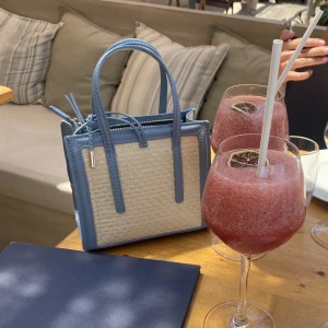 Väska från Zara - Söt väska från Zara. Knappt använd och i nyskick. Medföljer även ett axelremsband så man kan bära den på axeln. Finns ej att köpa längre