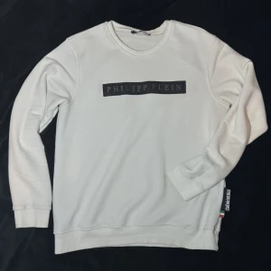 Philipp plein - Philipplein tröja i storlek L men passar mer som M fräsh och knappt använd