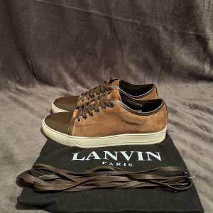 Väldigt fräscha Lanvins i en fin brun färg. Storlek UK 6 (passar 41-42). Skorna är i väldigt bra skick och med skorna tillkommer även dustbag och extrasnören. Mer bilder finns!🙌