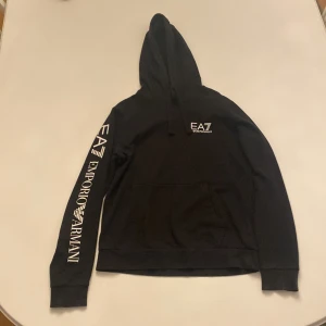 EA7 Hoodie - Säljer nu min fina EA7 Hoodie som inte har några synliga skador och är varsamt använd 