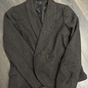 Kavaj - Säljer min fina bruna kavaj från gamla hm. Knappt använd och är alltså i bra skick❤️❤️