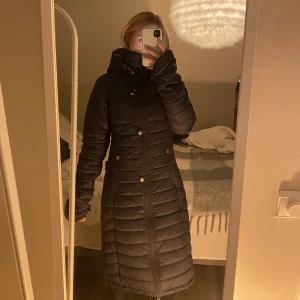 Uhip ridjacka - Perfekt ridjacka till stallet, i skogen eller till ridning då den både går att öppna upp baktill samt elastiska benband på insidan som gör att jackan sitter på plats! Jackan är i gott skick, pris kan diskuteras😊ursprungligt pris 2 495 kr