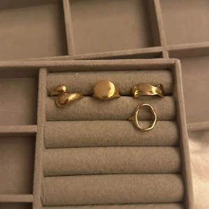 ringar - säljer alla dessa ringar för 40kr då jag råka beställa 2 packet!❤️