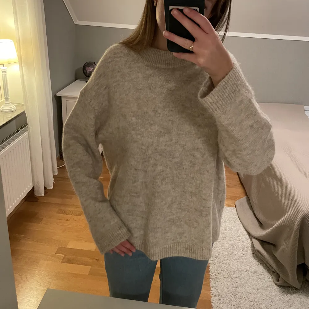 Sååå snygg och varm hm tröja i nyskick! Originalpris: 600. Den är använd bara ett fåtal gånger. 35% alpaca ull och 35% vanlig ull som gör den extra varm! Modellen är lite oversized/boxig 🥰 Färgen skulle jag säga är lite spräckligt ljusbeige/beige! 🎀. Stickat.