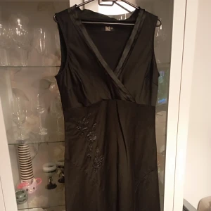 Svart fodral klänning  - En väldigt vacker och elegant klänning som passar till nyårsfesten , förlovningen el den finare middagsbjudningen. Är ytterst lite använd och i topp skick 