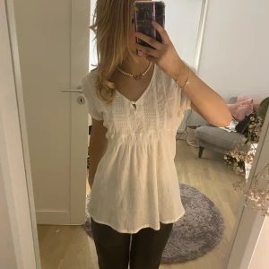 Topp - Jätte söt topp som jag använde nån fåtal gång i somras men annars aldrig kommit till använding, super skick och inga defekter💕💕