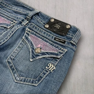 M172 lågmidjade bootcut missme jeans  - MissMe jeans i model Boot 💜 Tag 27W 💜Midja (rakt över) 35cm 💜 Innerben 77cm 💜 Ytterben 101cm 💜 Benöppning 19cm 💜 Saknar en plupp 💜Våra mått blir W=27, L=30 💜 Men jämför alltid måtten💜M172