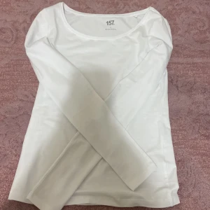 Bra för folk som vill följa Stockholm stil 🌟 - En vit tröja, (aldrig använd) 