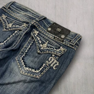 M178 lågmidjade bootcut missme jeans  - MissMe jeans i model Boot 💜 Tag 26W 💜Midja (rakt över) 38cm 💜 Innerben 68cm 💜 Ytterben 89cm 💜 Benöppning 21cm 💜 Uppsydda, saknar två pluppar 💜Våra mått blir W=29, L=26 💜 Men jämför alltid måtten💜M178