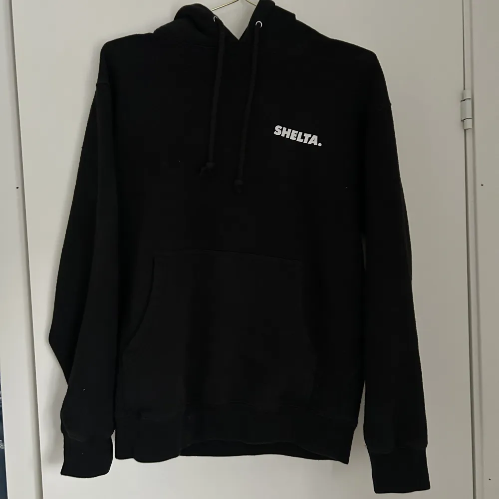 Säljer nu min shelta hoodie som inte används längre!😇Kom privat för fler bilder och pris kan diskuteras vid snabb affär!☺️. Hoodies.