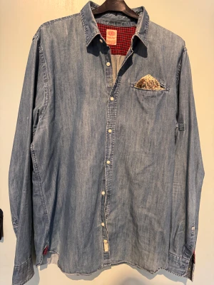Scotch & Soda skjorta - Jeansskjorta med reversibel fick som kan bli en ”näsduk”