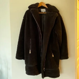 Teddy jacka svart - Teddy jacka från NA-KD, slut online. Varm till vintern. Har silverdetaljer.  Oanvänd och i toppskick. (Frakten står köparen för🫶🏼)