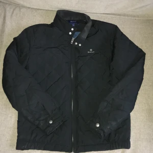 Gant jacka M  - Jacka köpt ifrån Gant för 2499kr i gott skick och knappt använd   Mitt pris 600kr