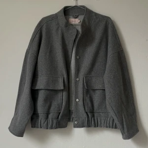 Oversize jacka - Så fin vår/höst jacka från Nelly. Storlek är M/L och sitter snyggt oversize på mig som är S. Vite vida ärmar och stora fickor. Nyskick!