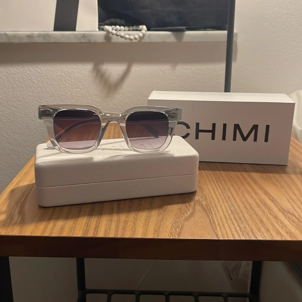 Tja! Säljer dessa snygga populära chimi 04 solglasögon i färgen grå! Dem är i 8-9/10 skick. Allt og medföljer. Tveka inte vid frågor. Priset kan diskuteras. Mvh Hugo!. Övrigt.