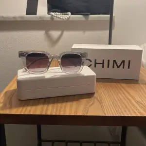 Tja! Säljer dessa snygga populära chimi 04 solglasögon i färgen grå! Dem är i 8-9/10 skick. Allt og medföljer. Tveka inte vid frågor. Priset kan diskuteras. Mvh Hugo!