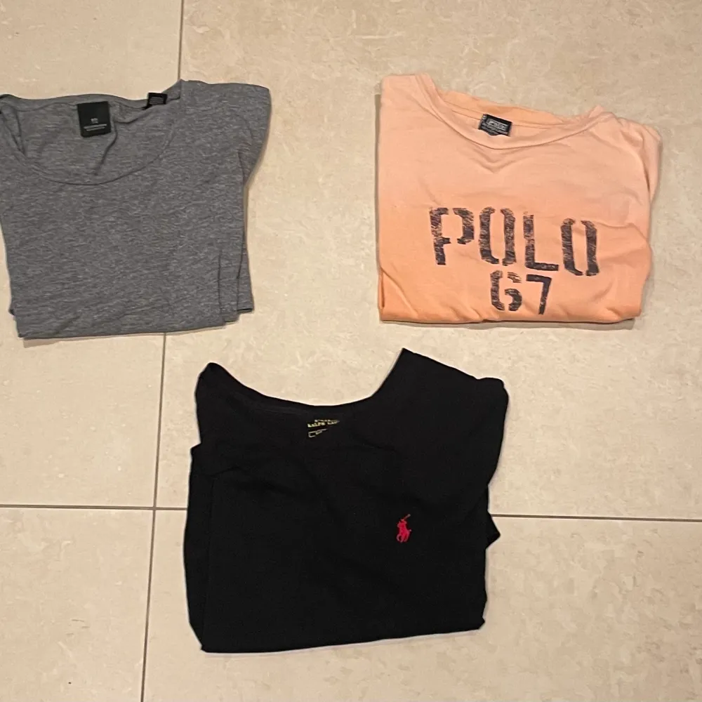 Mycket snygga alla är i bra skick Ralph Lauren svart storlek M pris 150 Ralph Lauren turkos storlek L men passar mycket bra på M pris 50 Scotch and soda grå storlek M pris 50. Nedsatt pris vid köp av flera. Titta gärna på mina andra annonser. T-shirts.