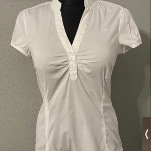 Söt vit blus  - Supersöt vit skjortblus, aldrig använd, den har en dragkedja i sidan o sitter därför snyggt intill kroppen🥰