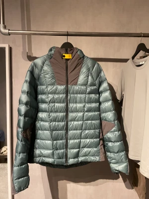 Parajumper jacka - Hej! Säljer denna parajumper jackan då den inte riktigt är min stil längre. Den har bara hängt i garderoben och är inte använd alls, 10/10 skick! Hör av dig för fler frågor elle bilder! Nypris 6200 kr men jag köpte me 30% rabatt så ≈ 4300!  