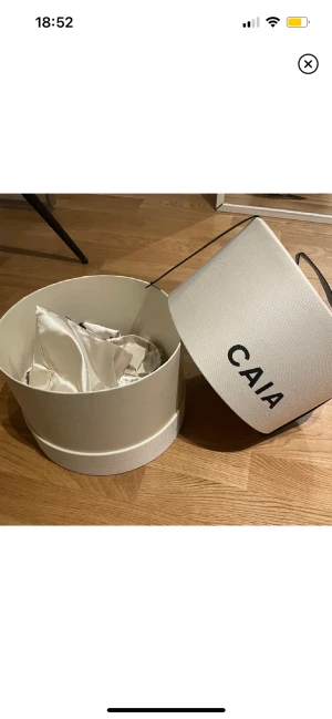 Caia julkalender - Säljer necessären till varias julkalender💕 Super fin att använda både som necessär och förvaring!☺️