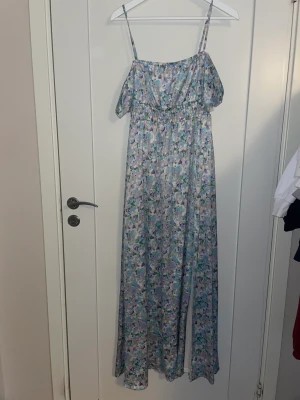 Sommarklänning - Otrolig långklänning med off shoulder ärmar & slits!! En deömmklänningx, köpte på NAKD, använd på ett bröllop 1 gång. Så gott som ny!!!  passar XS, S, även liten M.