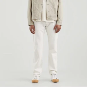 Jeans från Levis  - Säljer dessa herr jeans från Levis i färgen cream och modellen 501 Original. Helt oanvända med prislapp kvar. Köpta för 1249kr