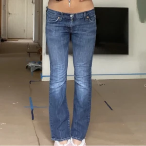 Låg midjade jeans - Lånade bilder. Köpte dessa super fina jeans här på Plick för ett tag sen, men måste tyvärr sälja de igen pga att de är för korta.  Utöver det sitter de jätte fint, Jag är 167.💗