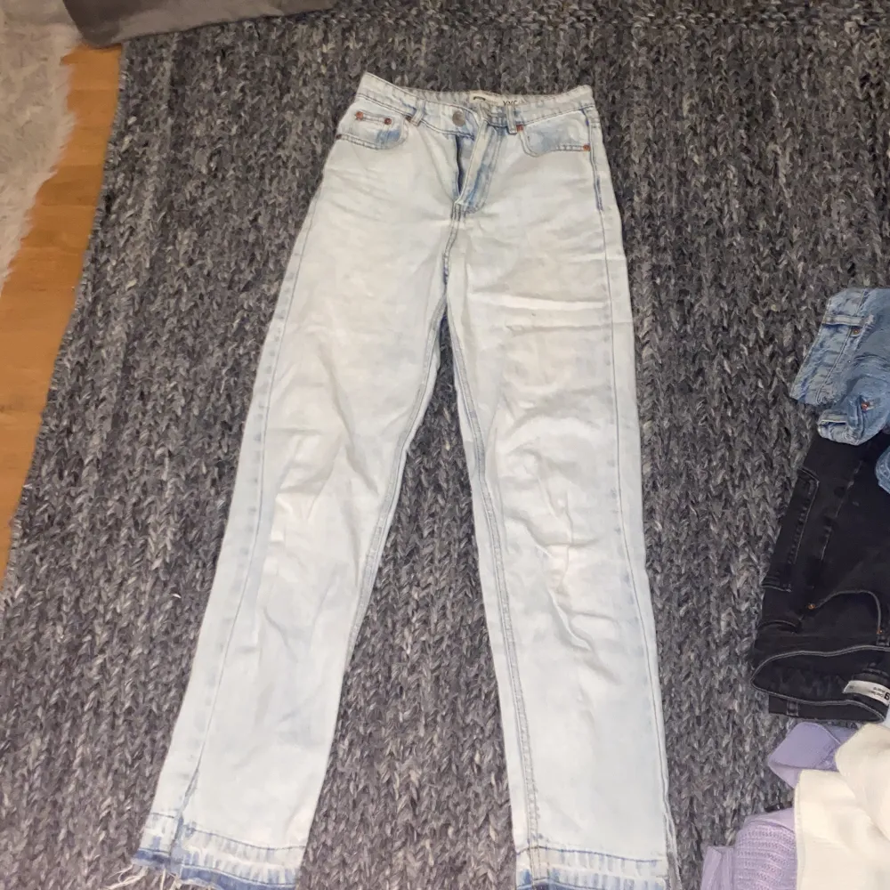 Raka ljusblå jeans från NEW YORKER  Gjort de längre längst ner. Rensar garderoben . Jeans & Byxor.